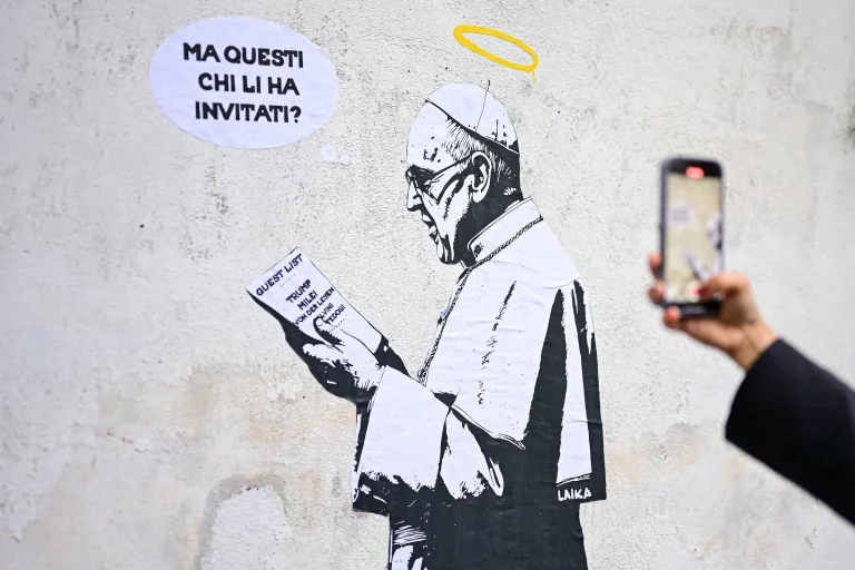 Italienischer Straßenkünstler verspottet rechtsextreme Teilnehmer des Papstes